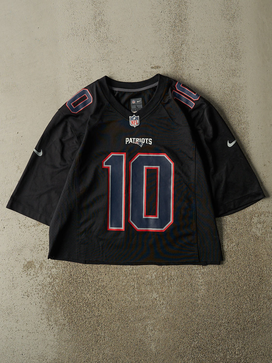 Vintage Y2K Black New England Patriots #10 Jones Football Jersey (M)
