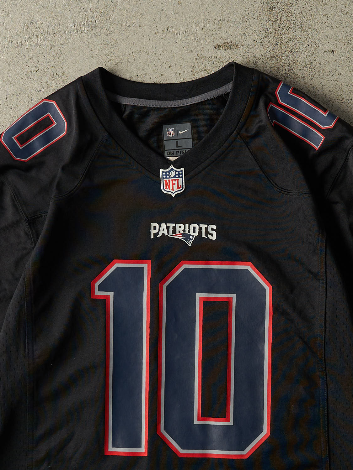 Vintage Y2K Black New England Patriots #10 Jones Football Jersey (M)