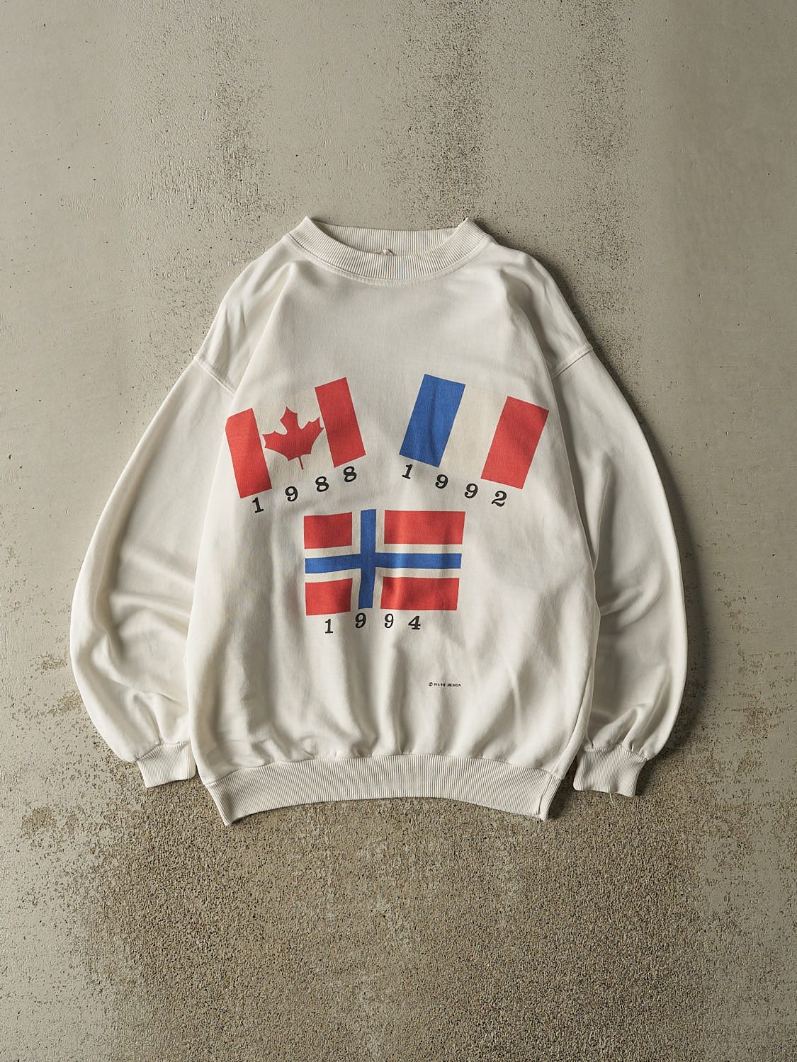 Vintage 90s White World Flags Crewneck (M/L)