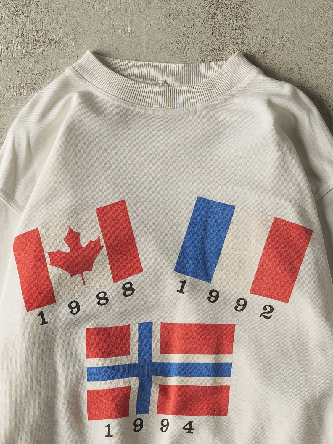 Vintage 90s White World Flags Crewneck (M/L)