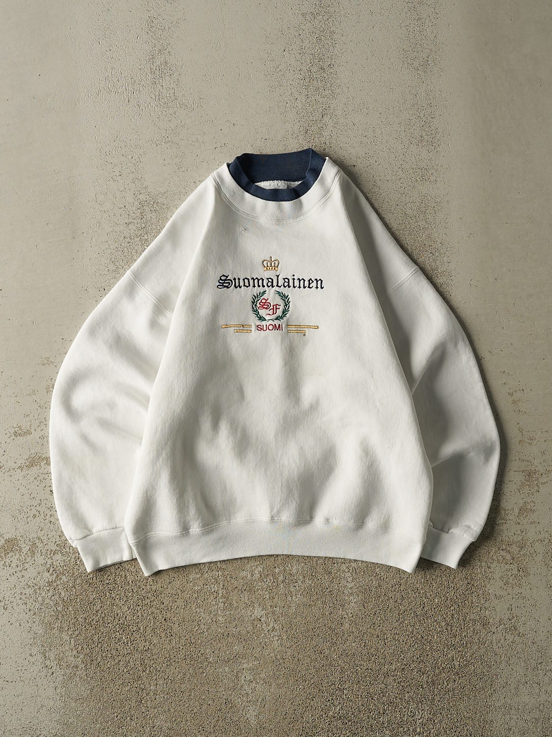 Vintage 90s White Suomalainen Embroidered Crewneck (M)