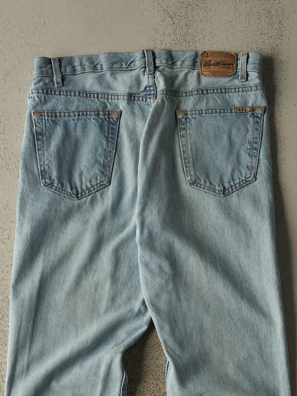 Vintage 90s Light Wash Levi's Signature Jeans (35x34)