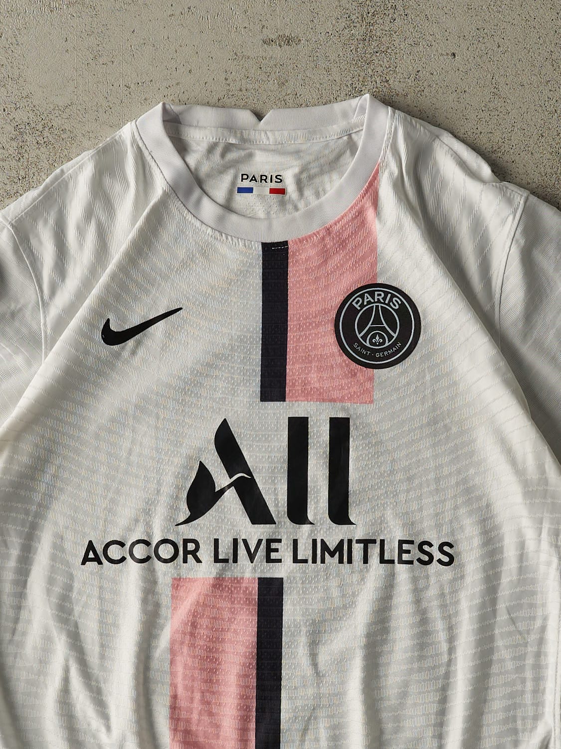 Vintage Y2K White Nike Paris Saint-Germain Soccer Jersey (L)