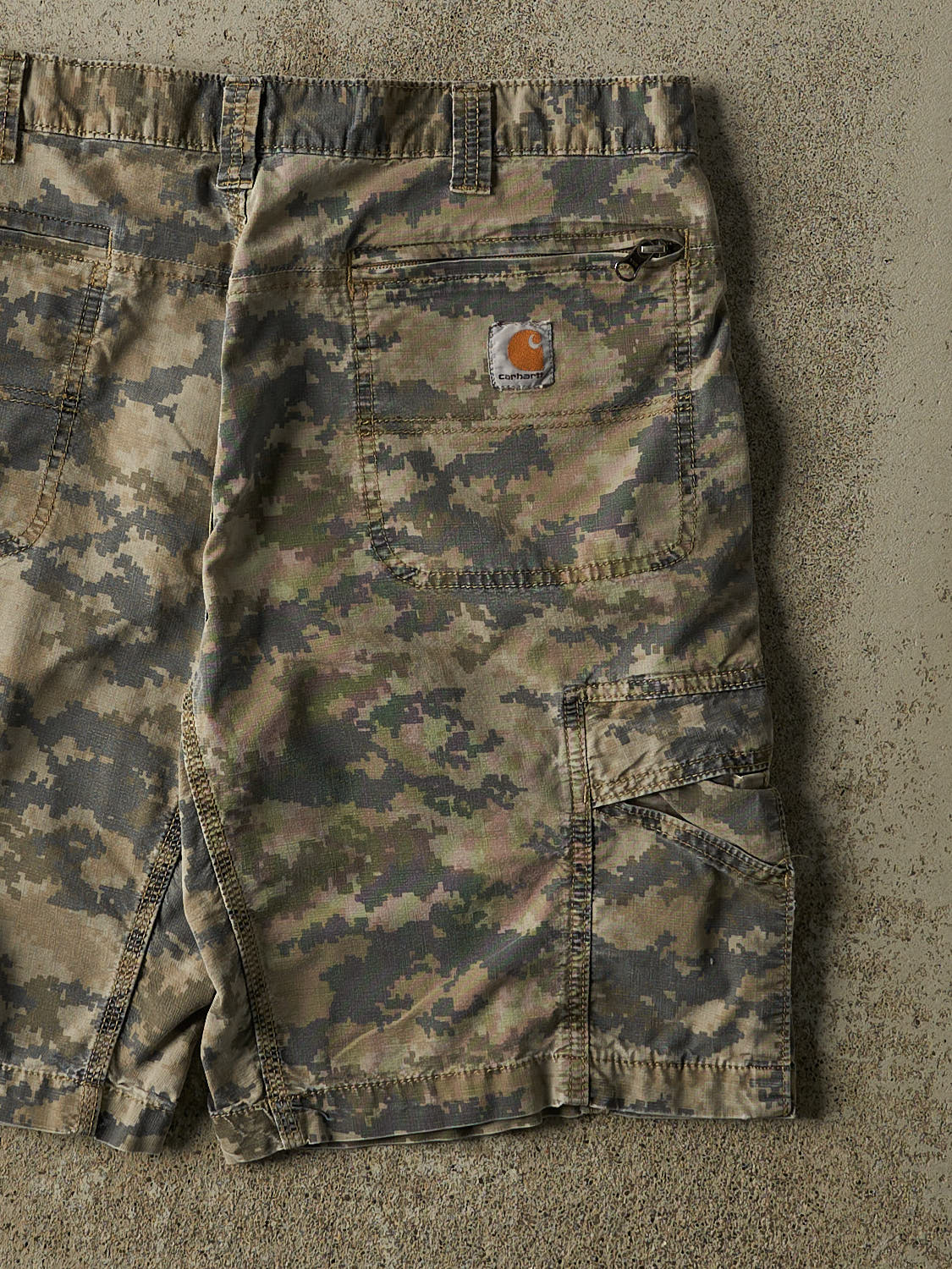 Vintage Y2K Camo Carhartt Cargo Shorts (34x9.5)