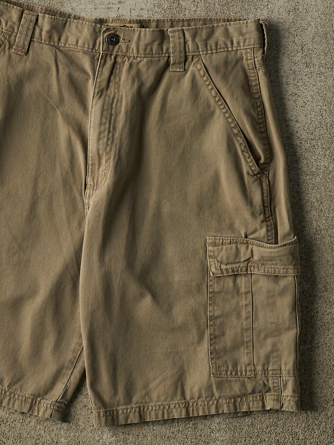 Vintage Y2K Beige Wrangler Cargo Shorts (33x10)
