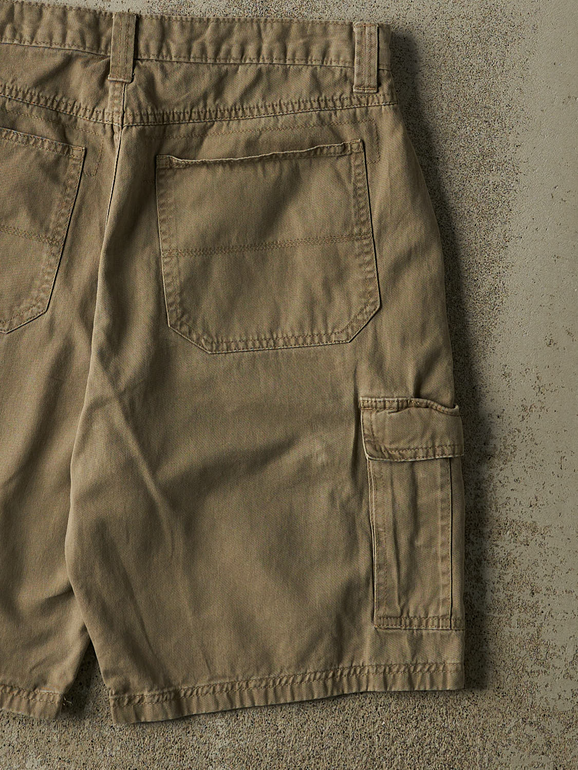 Vintage Y2K Beige Wrangler Cargo Shorts (33x10)