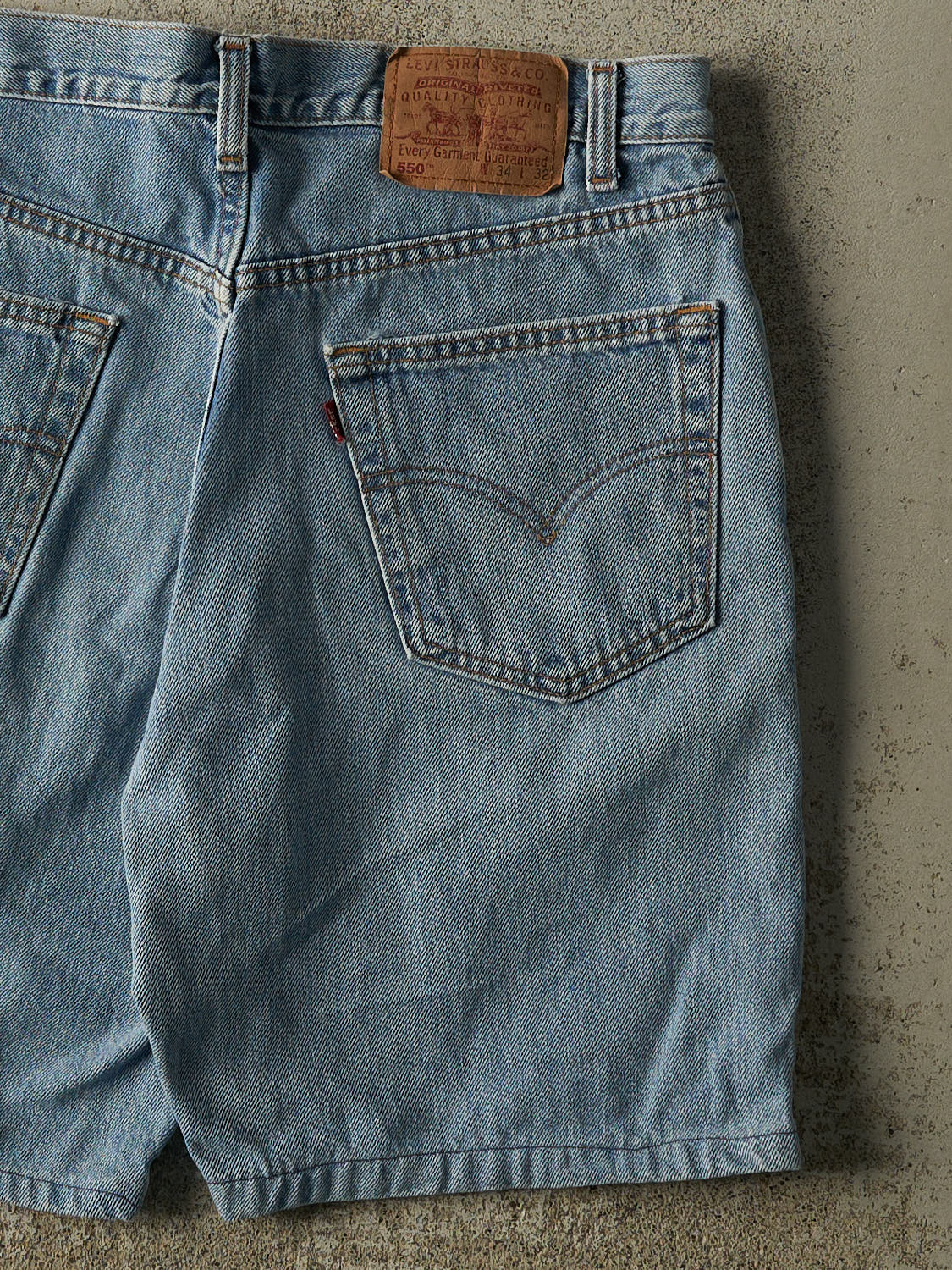 Vintage 90s Light Wash Levi's 550 Jorts (33x8)
