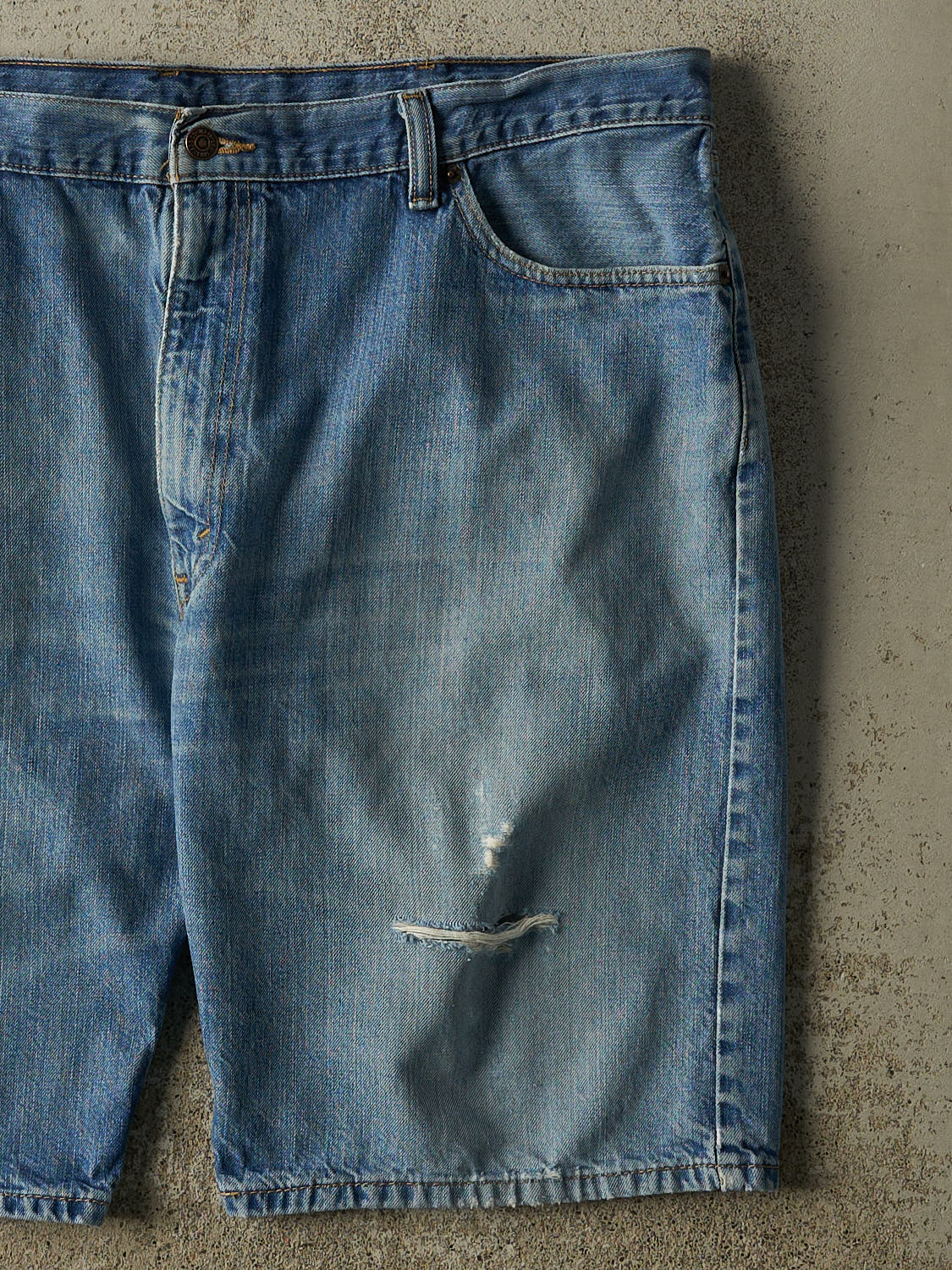 Vintage Y2K Mid Wash Levi's 505 Jorts (42x10.5)