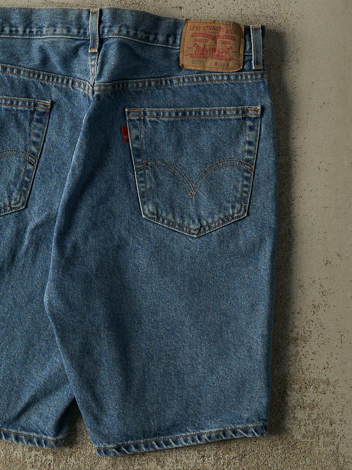 Vintage Y2K Mid Wash Levi's 505 Jorts (35x9.5)