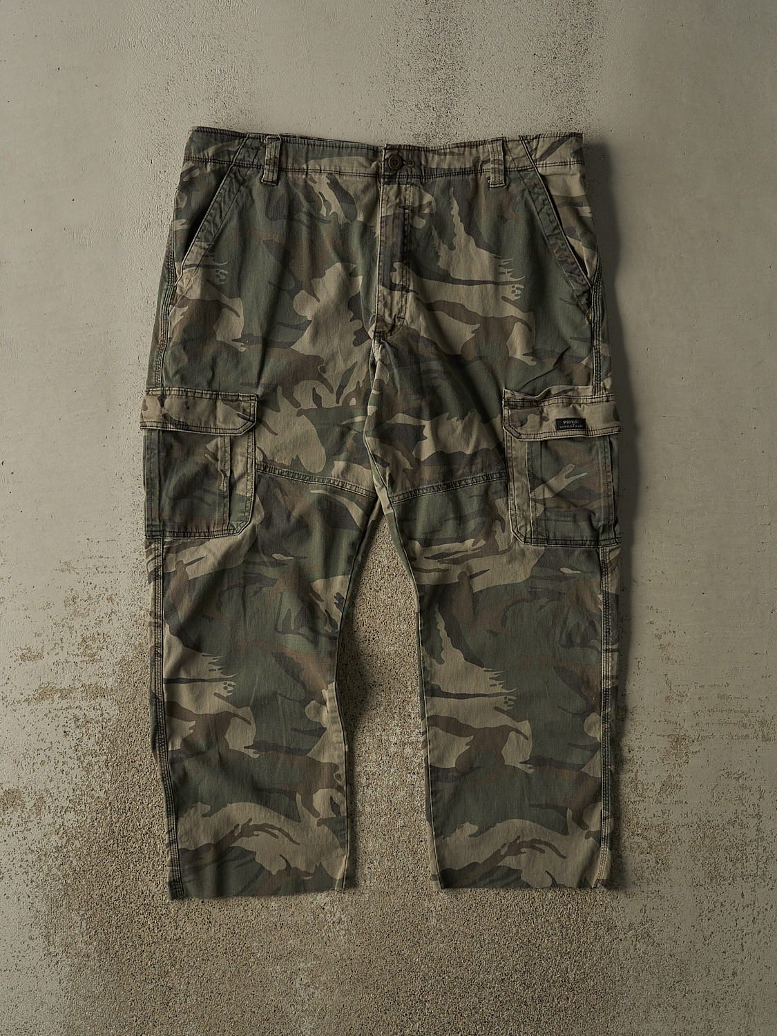 Vintage Y2K Camo Wrangler Cargo Pants (38x27.5)