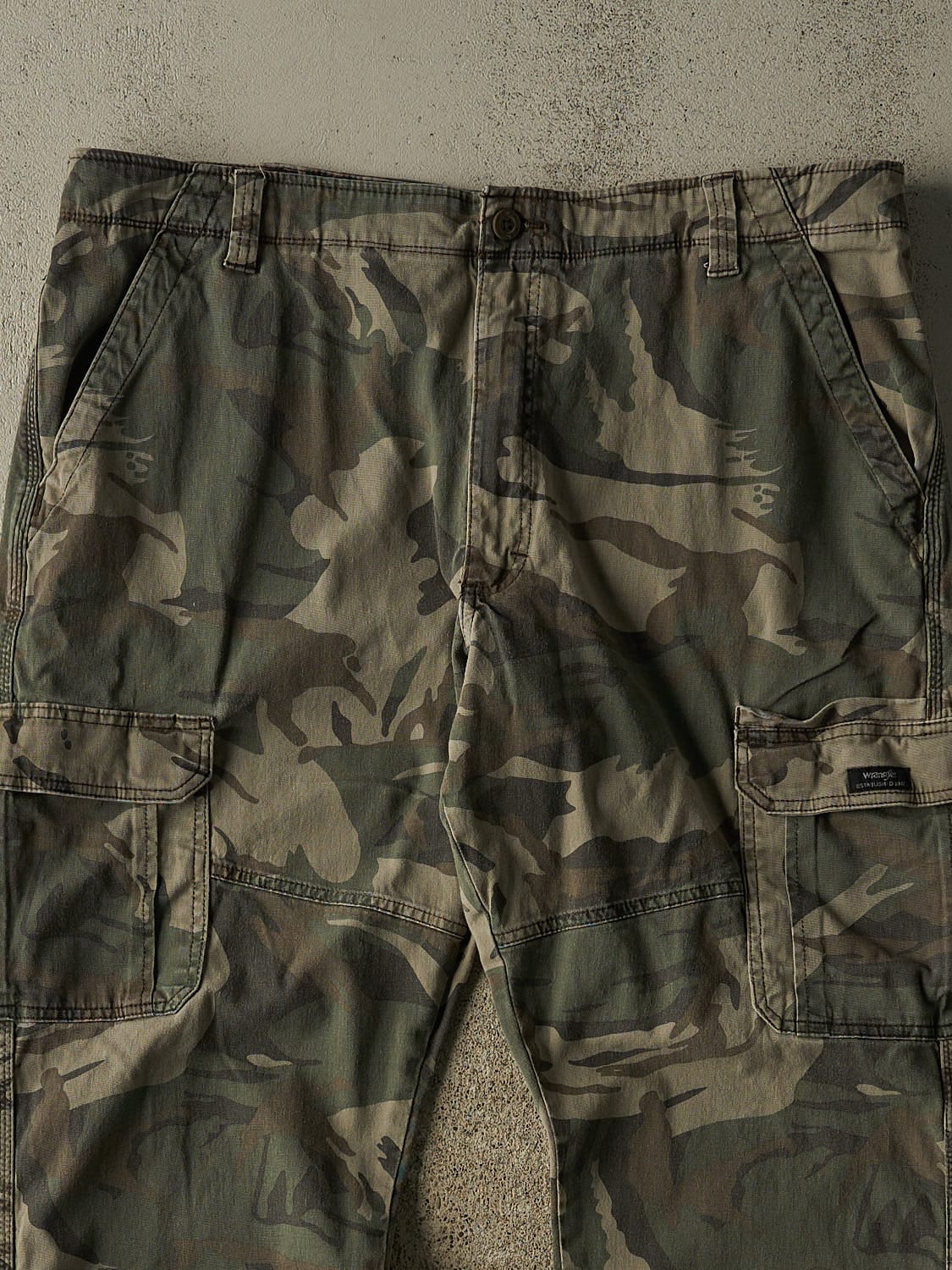Vintage Y2K Camo Wrangler Cargo Pants (38x27.5)