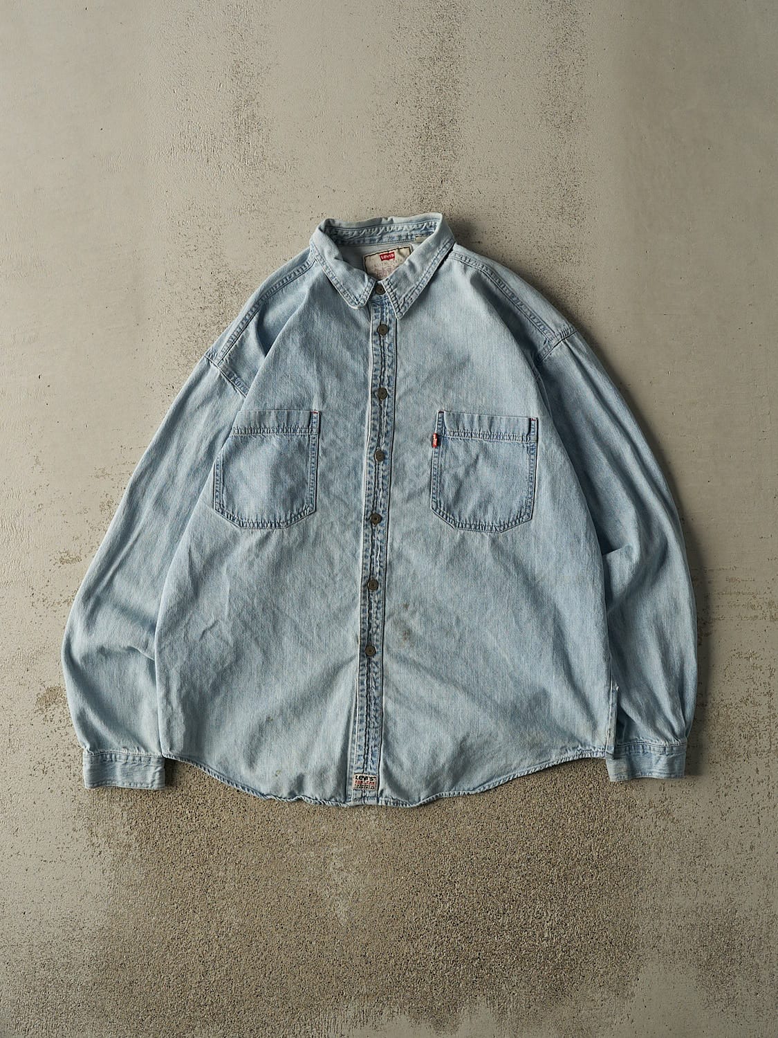 Vintage Y2K Light Wash Levi's Denim Button Up Long Sleeve (XL/XXL)