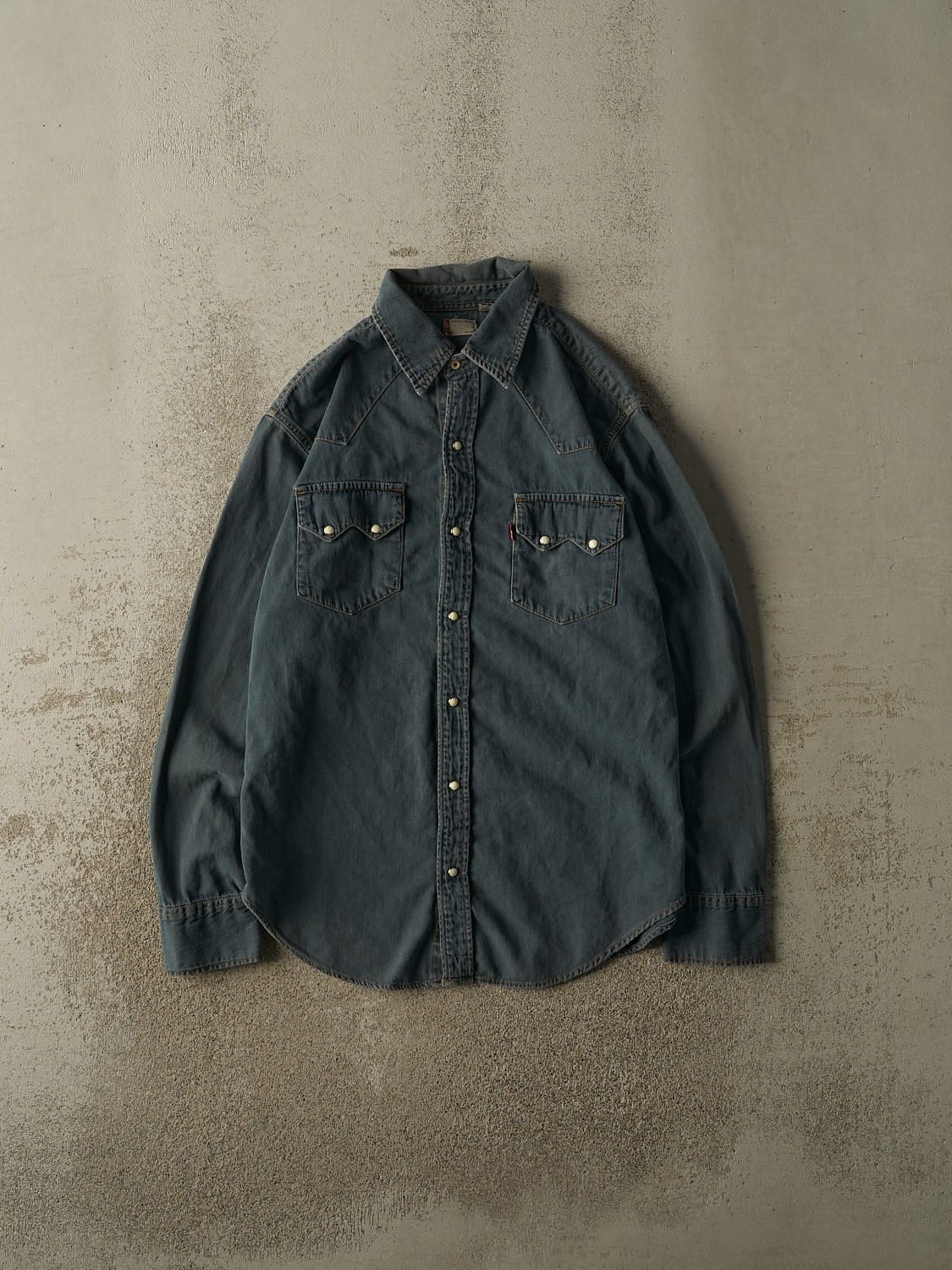 Vintage Y2K Dark Wash Levi's Denim Button Up Long Sleeve (L/XL)