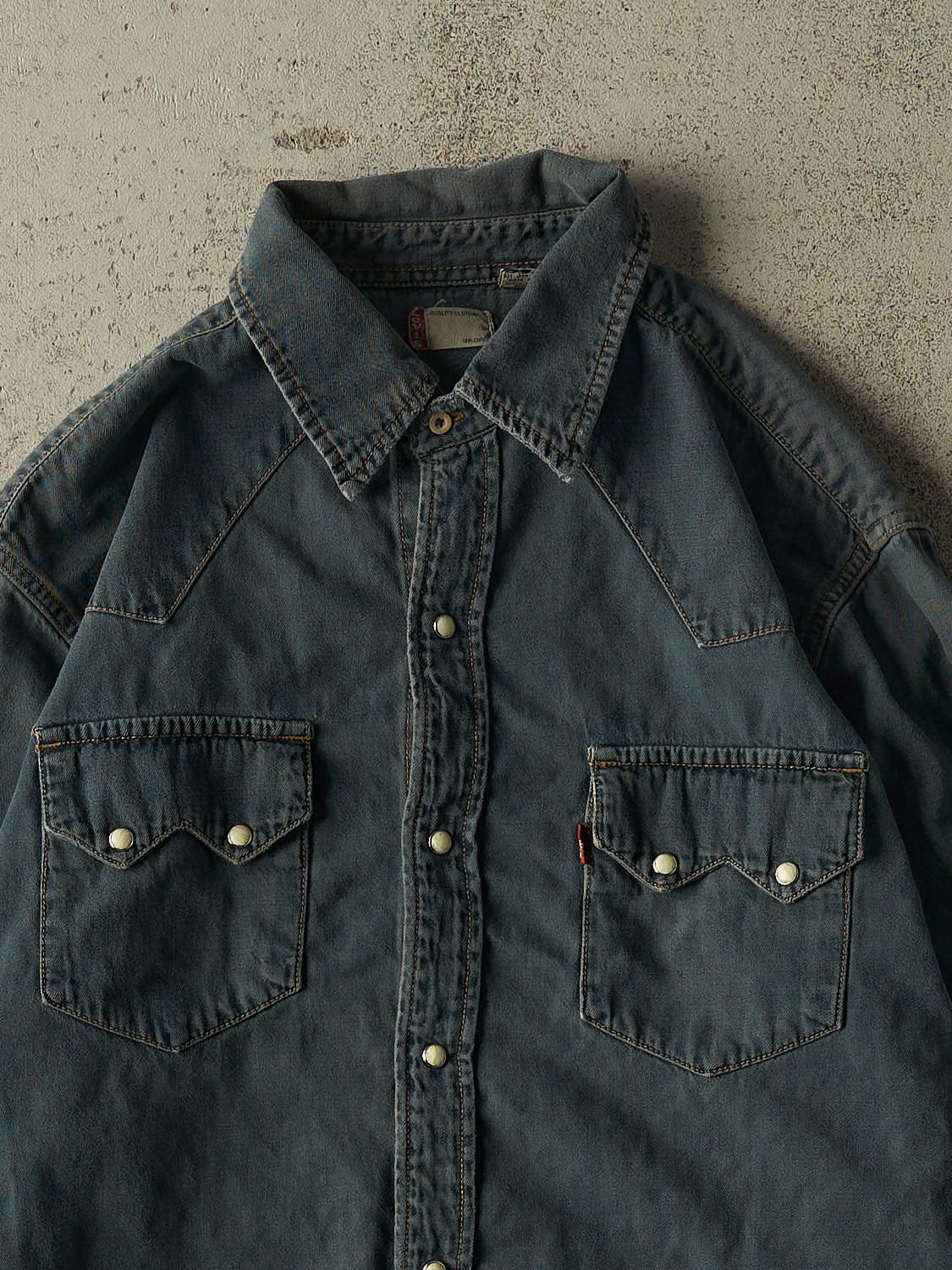 Vintage Y2K Dark Wash Levi's Denim Button Up Long Sleeve (L/XL)