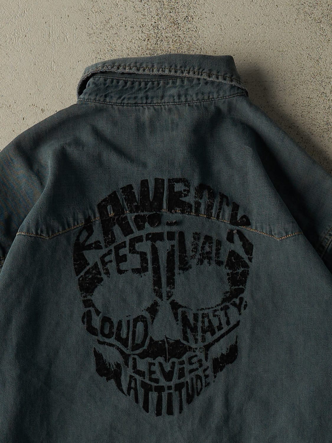 Vintage Y2K Dark Wash Levi's Denim Button Up Long Sleeve (L/XL)