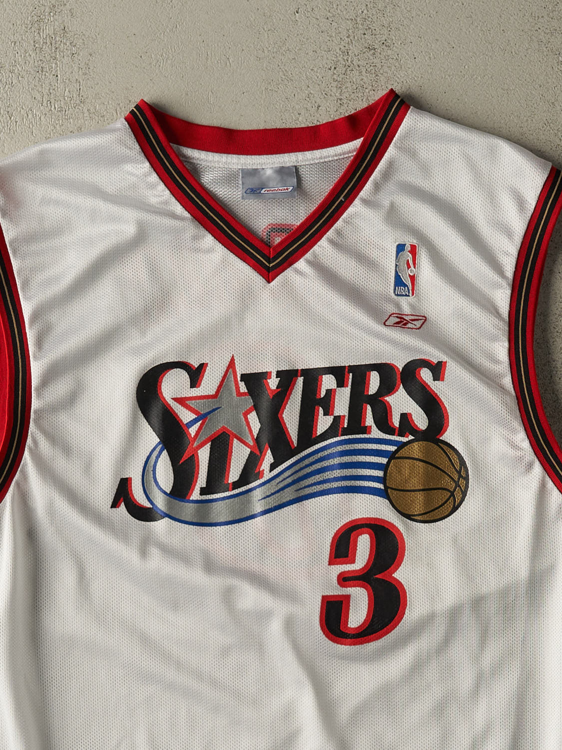 Vintage Y2K White Philadelphia 76ers Allen Iverson Basketball Jersey (XL/XXL)