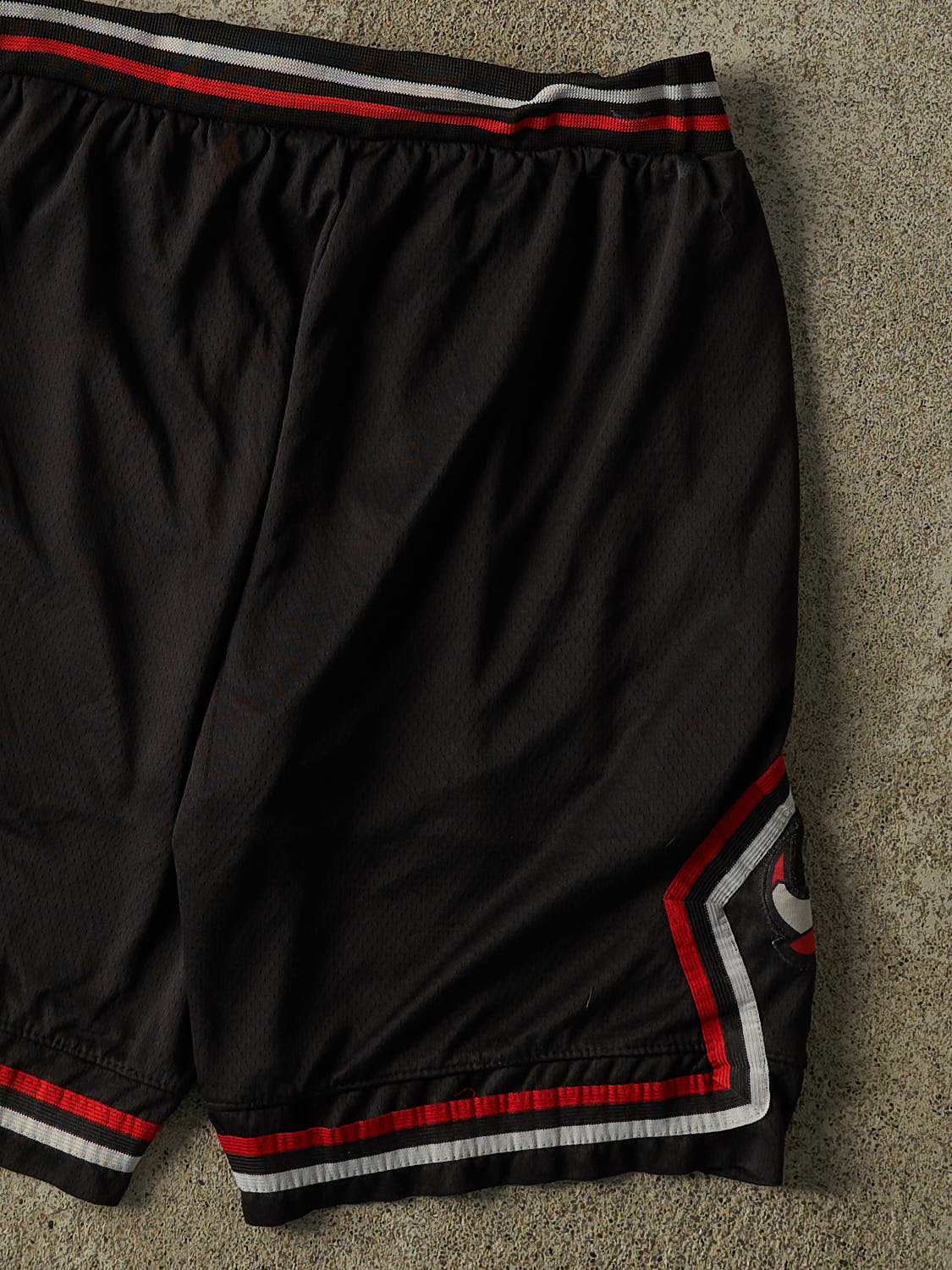 Vintage Y2K Black Chicago Bulls Nike Basketball Shorts (31x8.5)
