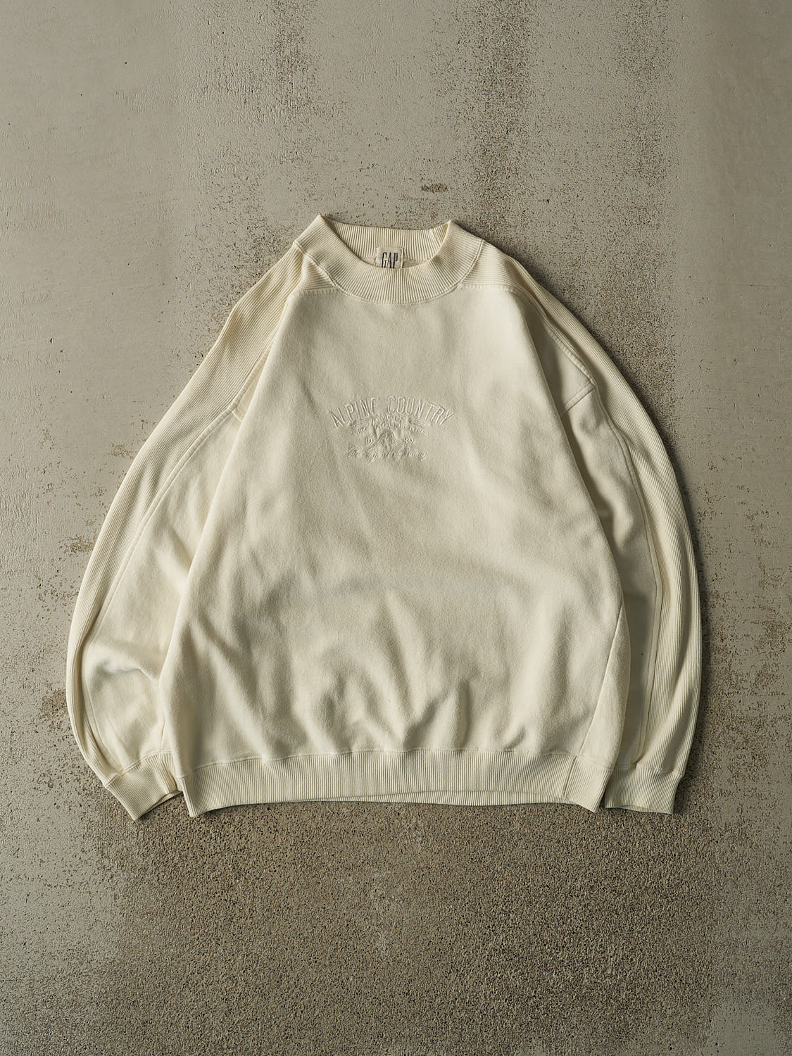 Vintage 90s Beige Gap Alpine Country Embroidered Crewneck (L)