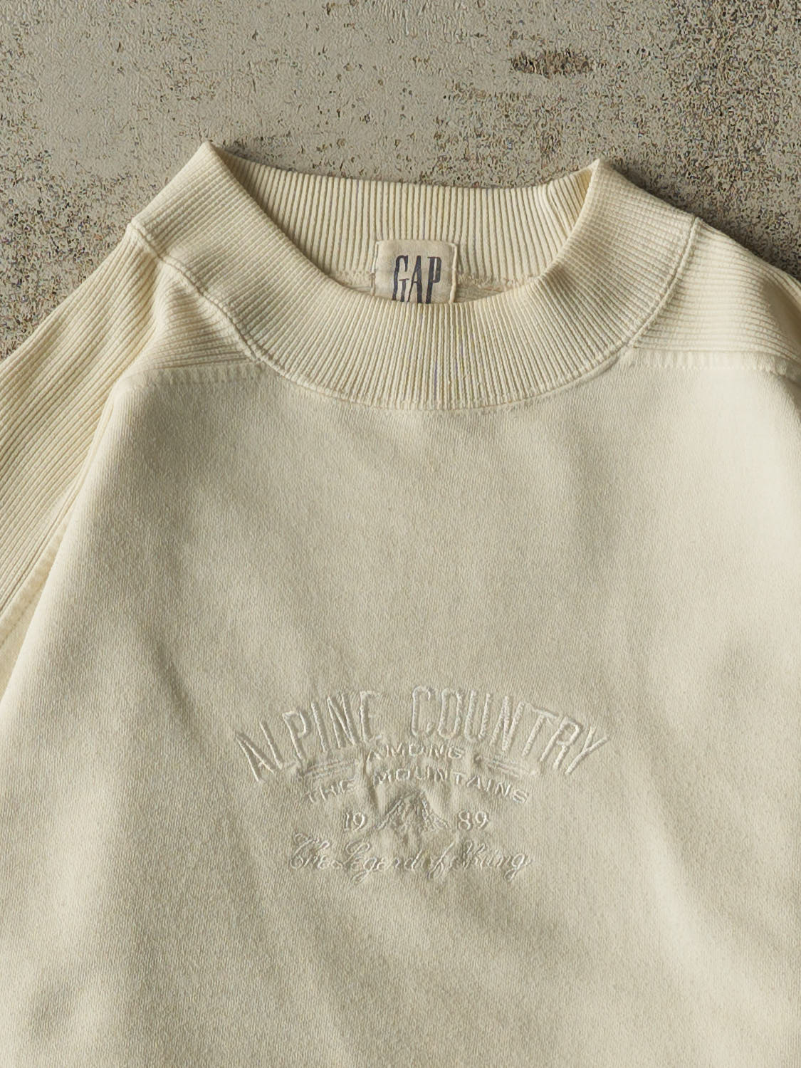 Vintage 90s Beige Gap Alpine Country Embroidered Crewneck (L)