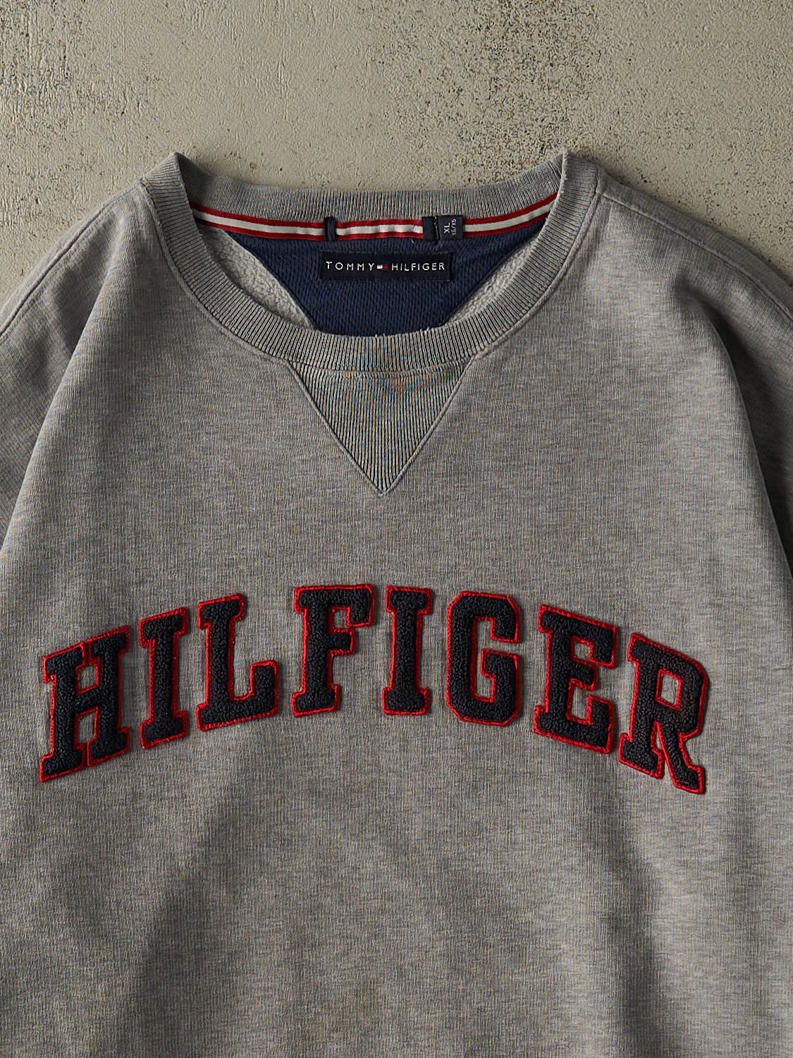 Vintage Y2K Grey Tommy Hilfiger Embroidered Crewneck (L/XL)