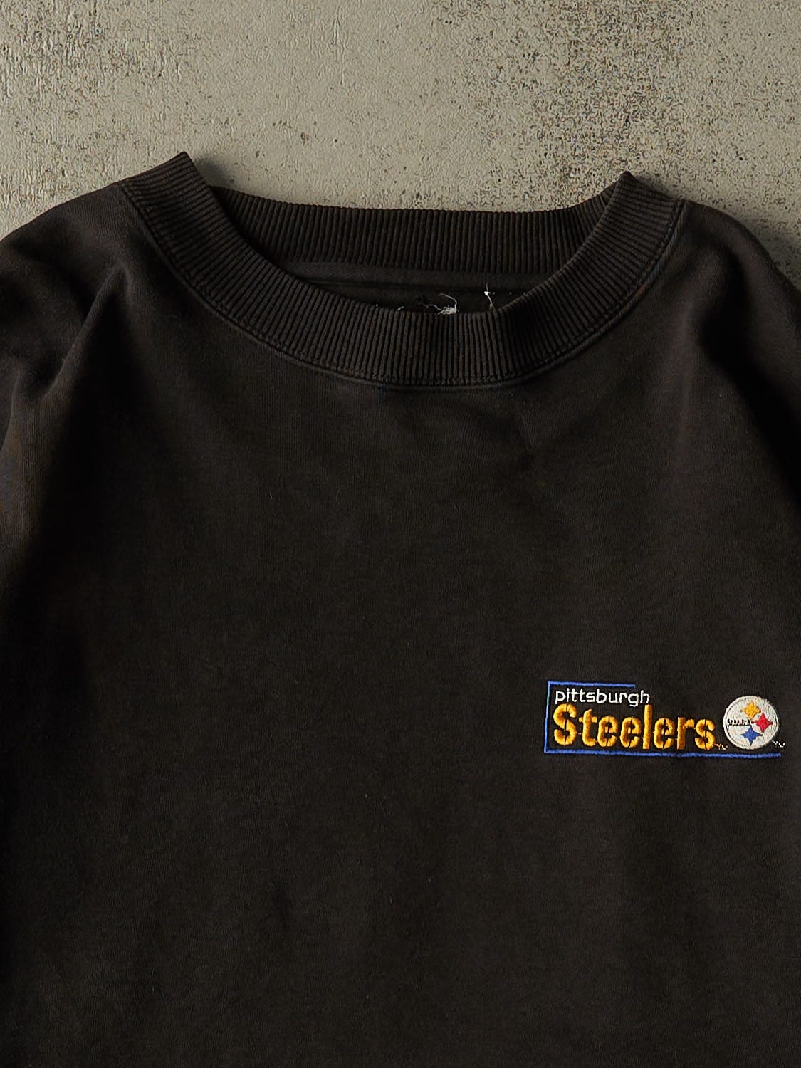 Vintage 90s Black Pittsburgh Steelers Cropped Embroidered Crewneck (L/XL)