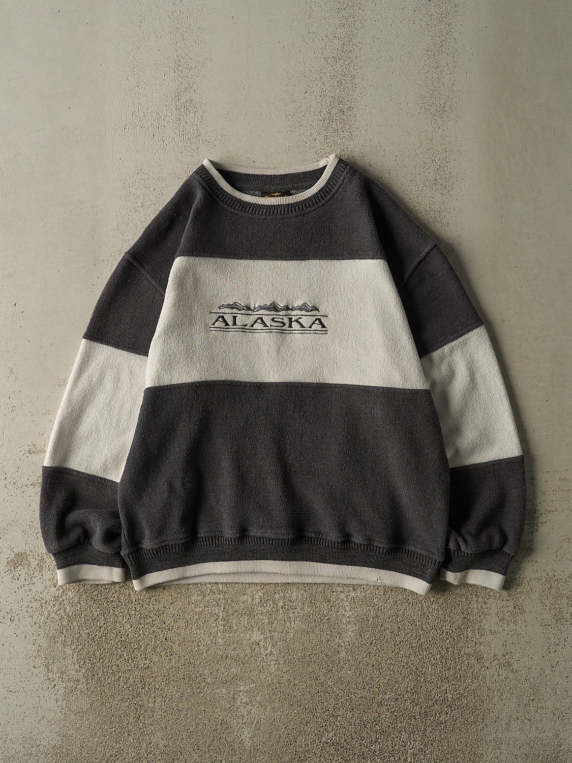 Vintage 90s Grey & Beige Alaska Embroidered Crewneck (L/XL)
