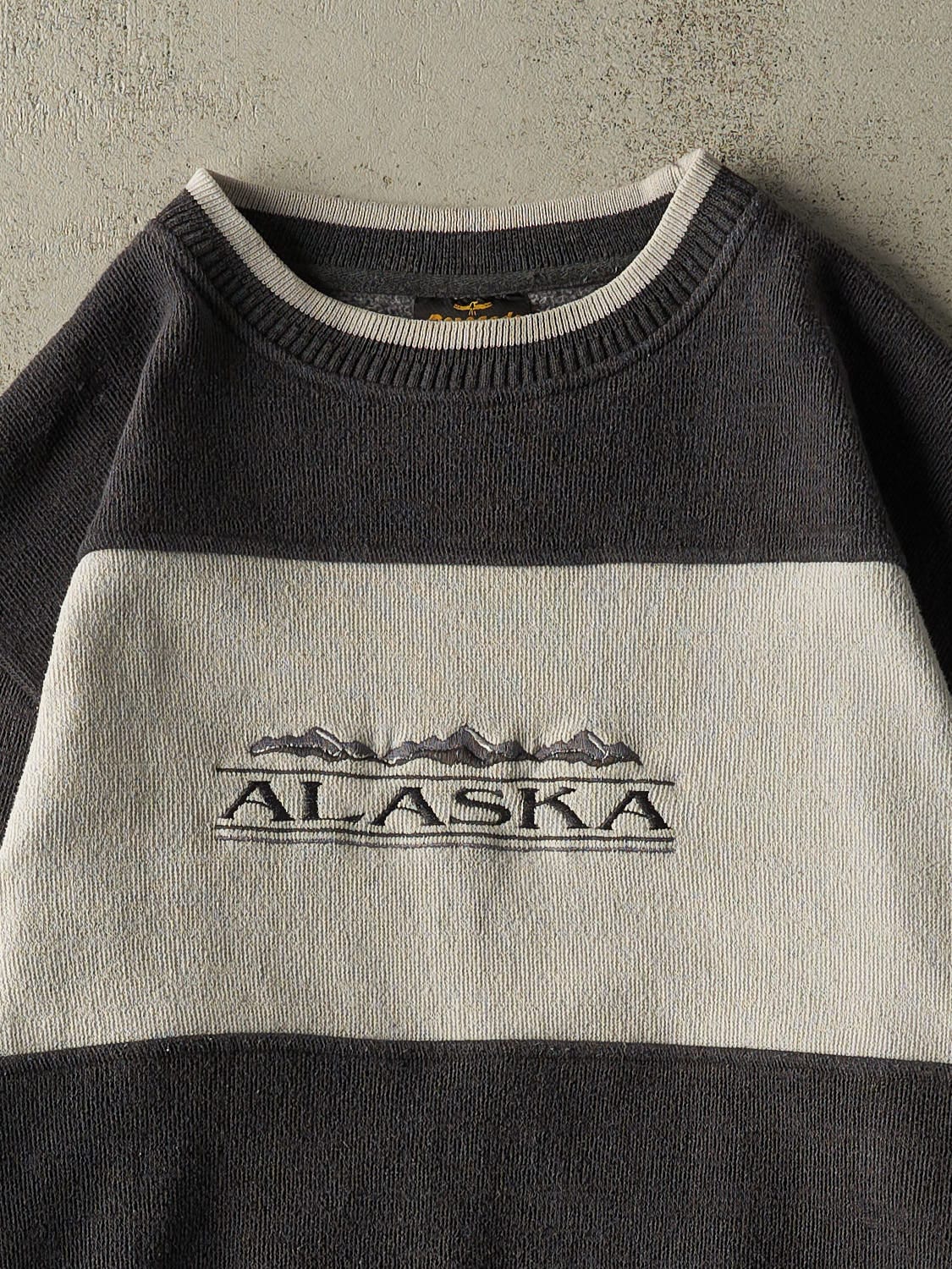Vintage 90s Grey & Beige Alaska Embroidered Crewneck (L/XL)