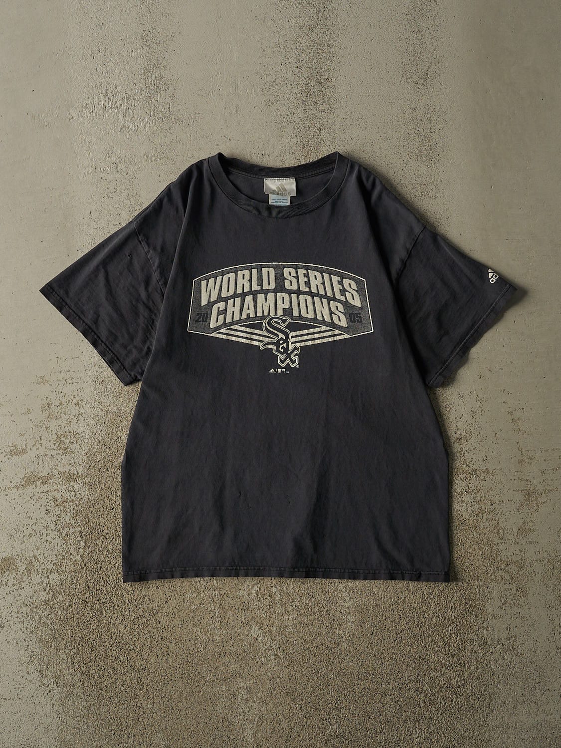 Vintage 05' Faded Black Chicago White Sox World Series Champions Tee (M)