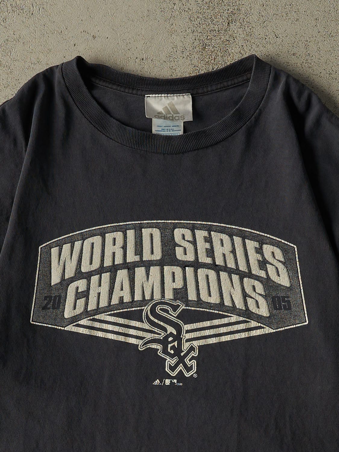Vintage 05' Faded Black Chicago White Sox World Series Champions Tee (M)