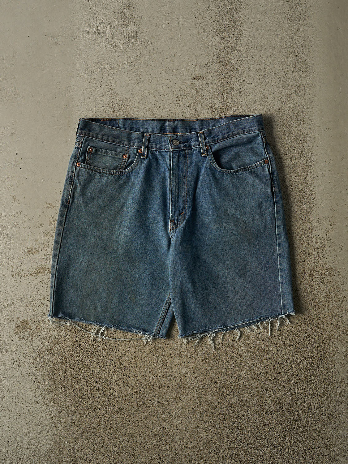 Vintage Y2K Dark Wash Levi's 550 Cut Off Jeans Shorts (36x9)