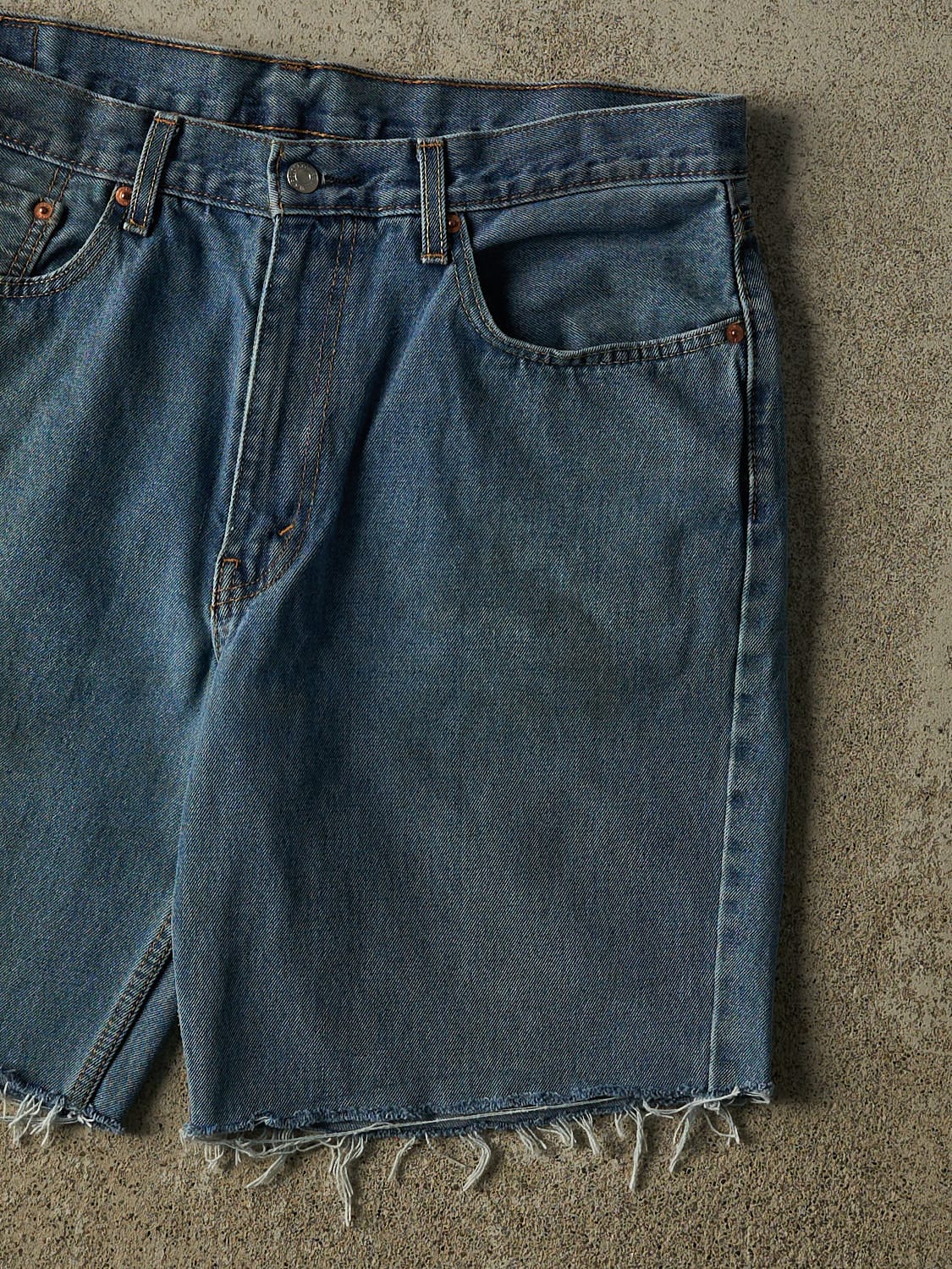 Vintage Y2K Dark Wash Levi's 550 Cut Off Jeans Shorts (36x9)