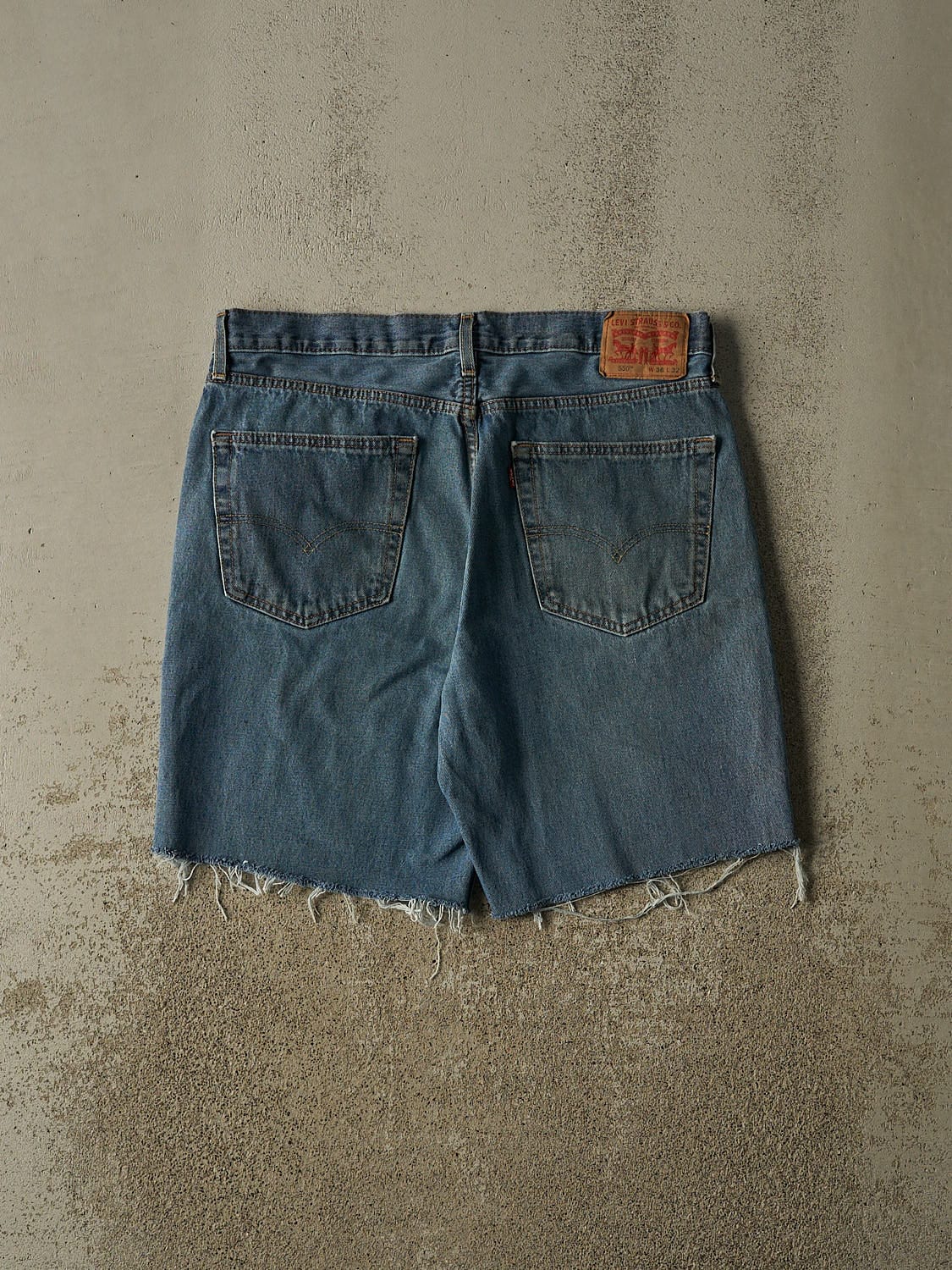 Vintage Y2K Dark Wash Levi's 550 Cut Off Jeans Shorts (36x9)