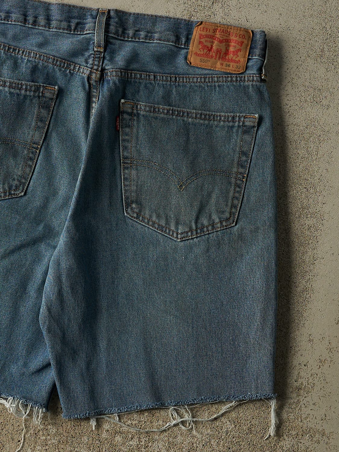 Vintage Y2K Dark Wash Levi's 550 Cut Off Jeans Shorts (36x9)