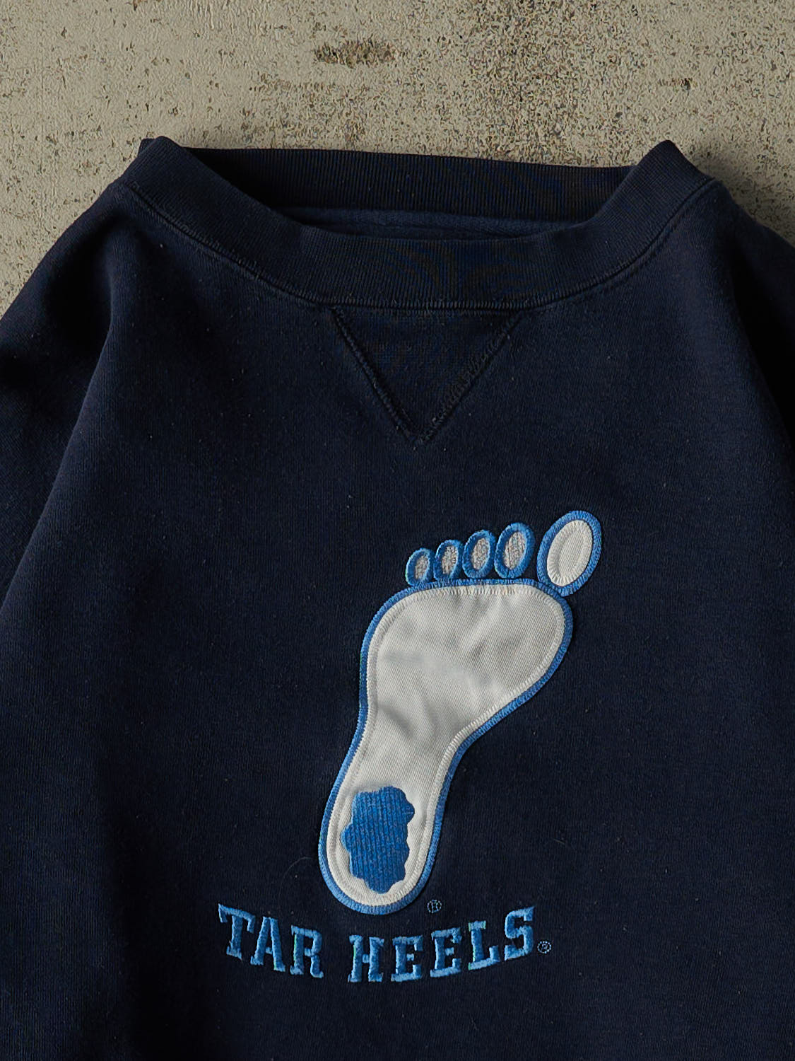 Vintage 90s Navy Blue University of North Carolina Tar Heels Embroidered Crewneck (L/XL)