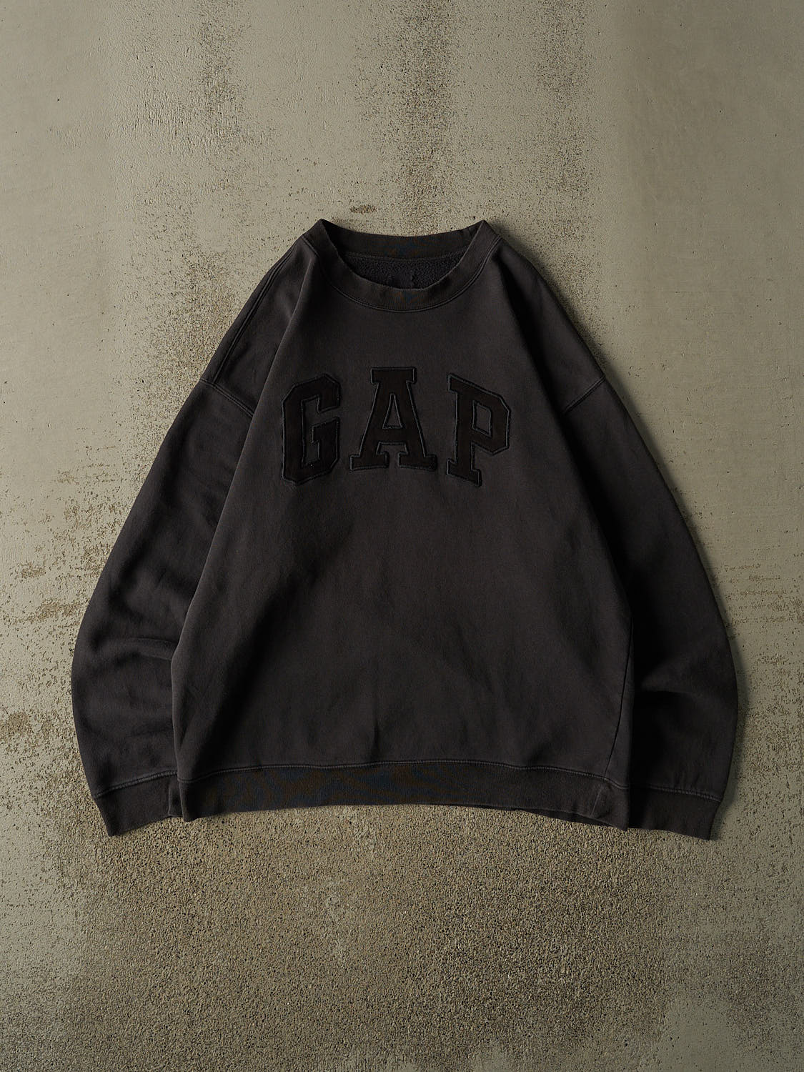 Vintage Y2K Faded Black Gap Embroidered Crewneck (L/XL)
