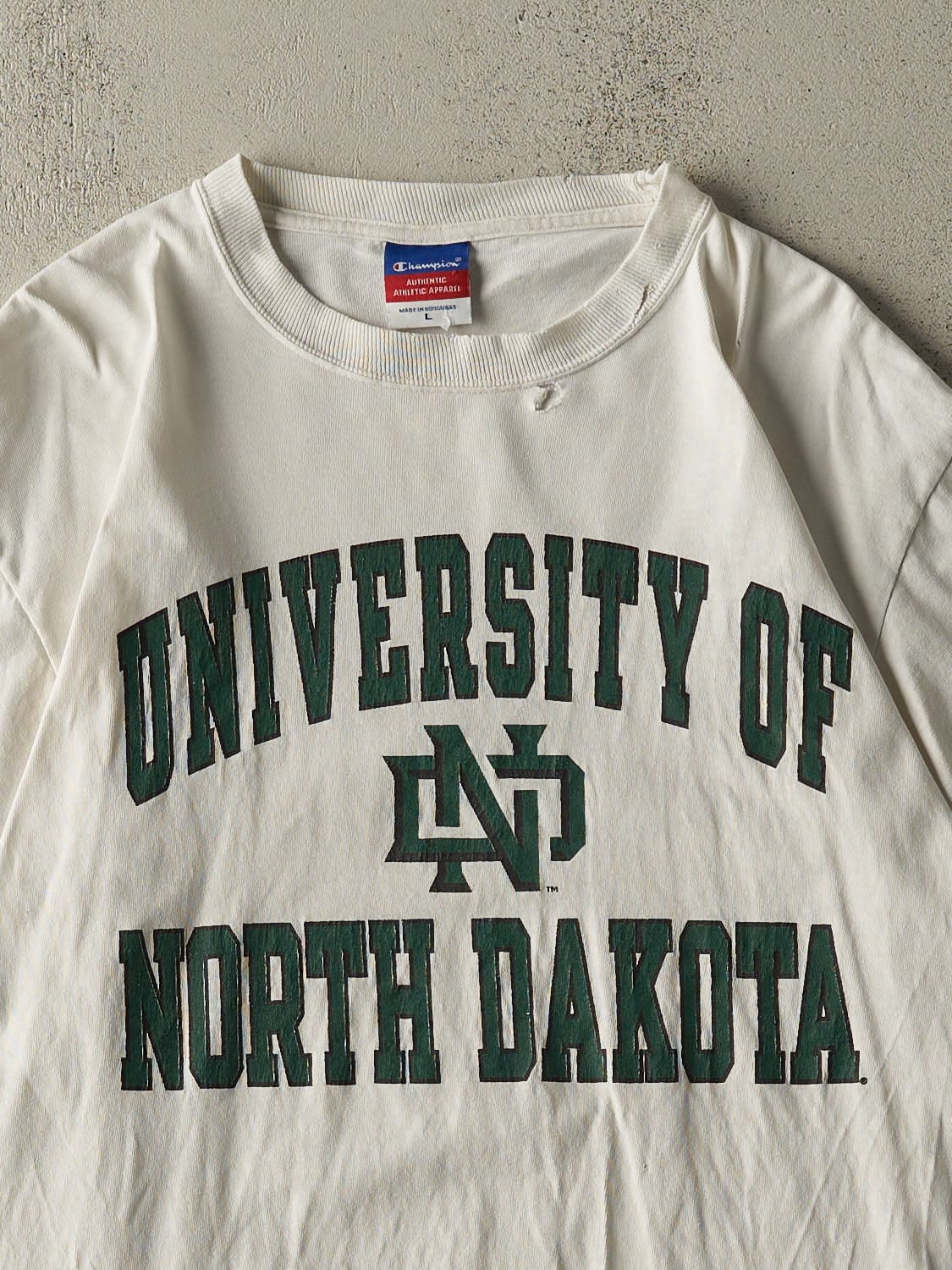 Vintage 90s White University Of North Dakota Champion Tee (L)