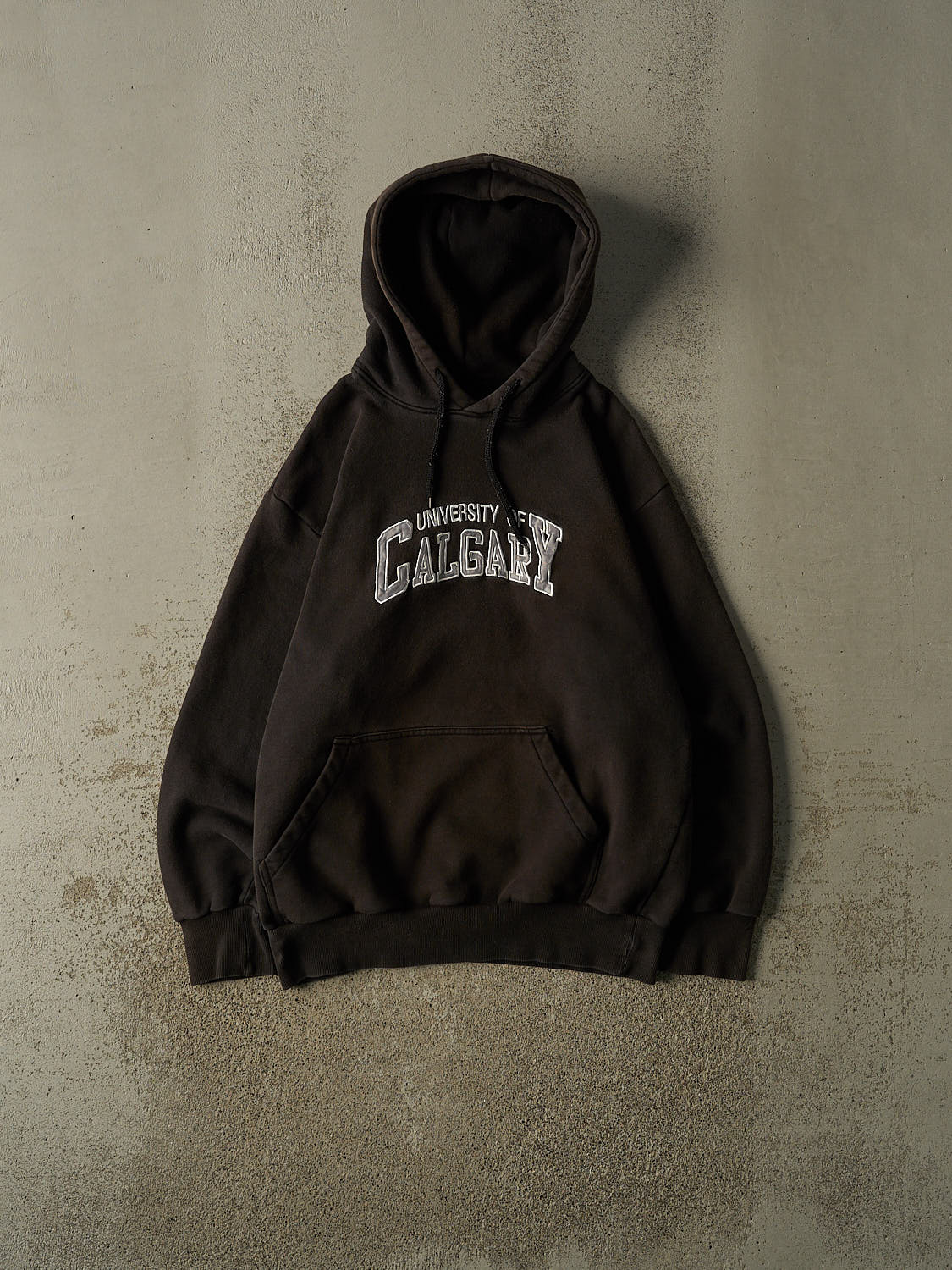 Vintage Y2K Faded Black University of Calgary Embroidered Hoodie (L/XL)