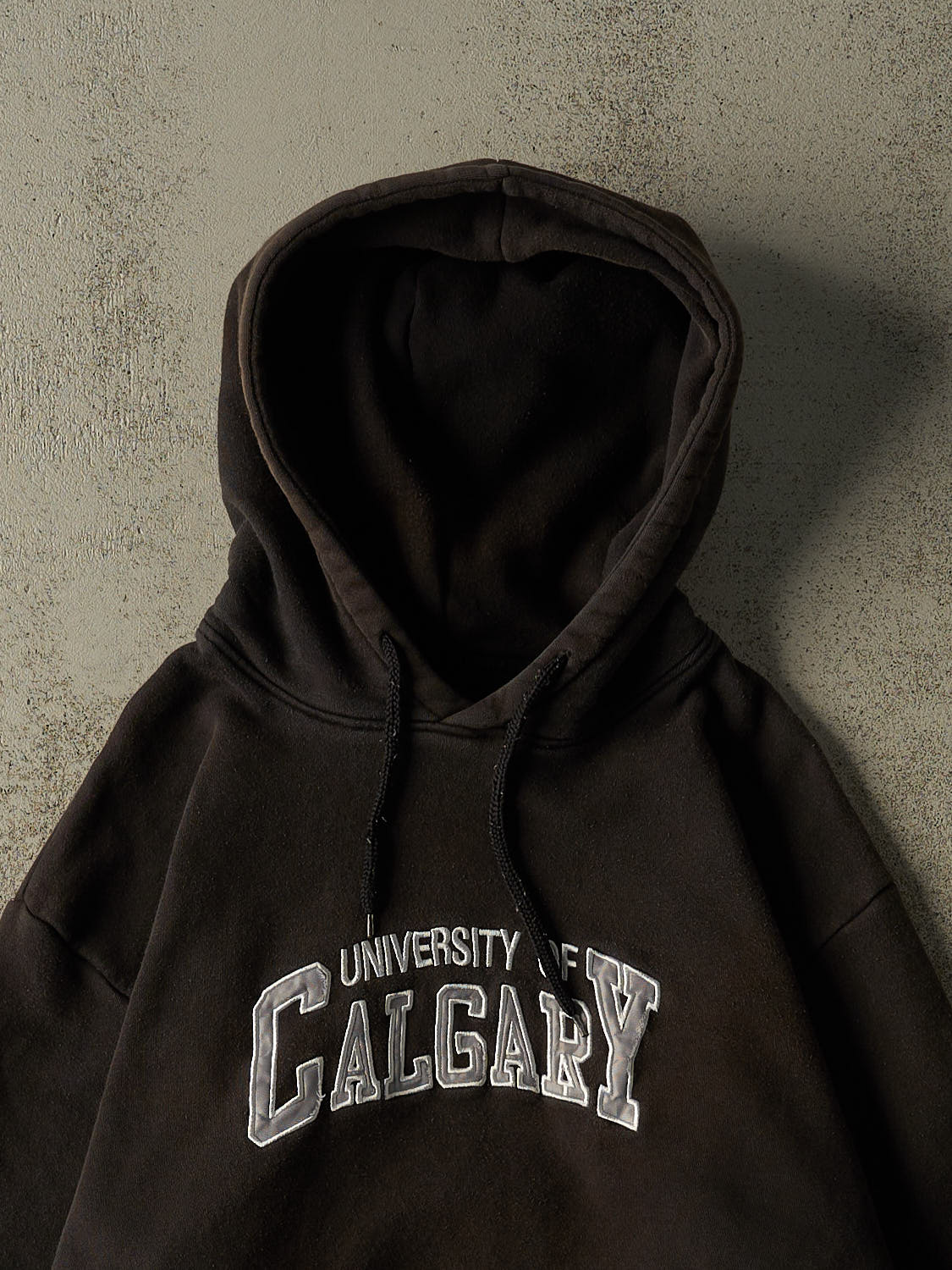 Vintage Y2K Faded Black University of Calgary Embroidered Hoodie (L/XL)