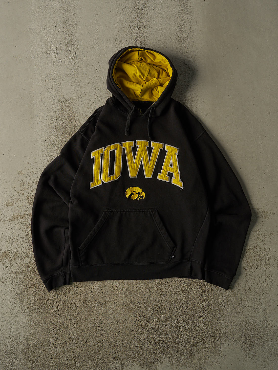 Vintage Y2K Faded Black University of Iowa Hawkeyes Hoodie (M)