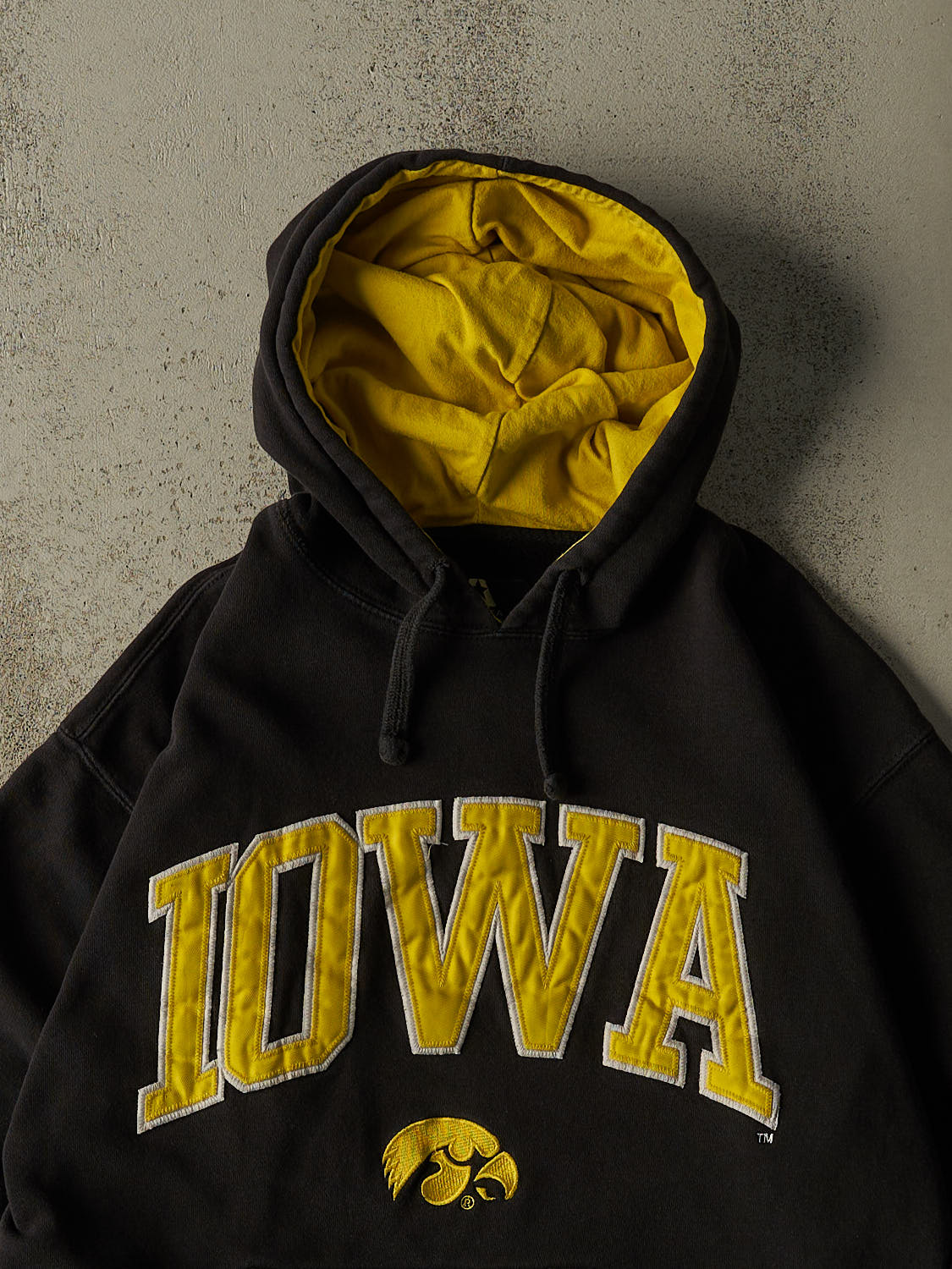 Vintage Y2K Faded Black University of Iowa Hawkeyes Hoodie (M)