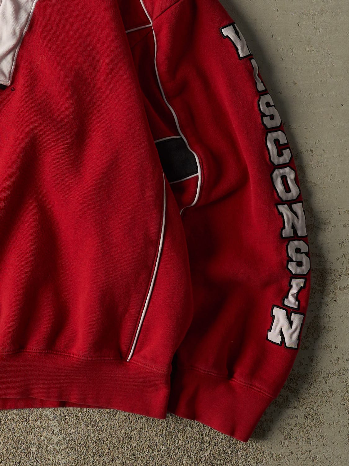 Vintage Y2K Red University of Wisconsin Embroidered Crewneck (M/L)