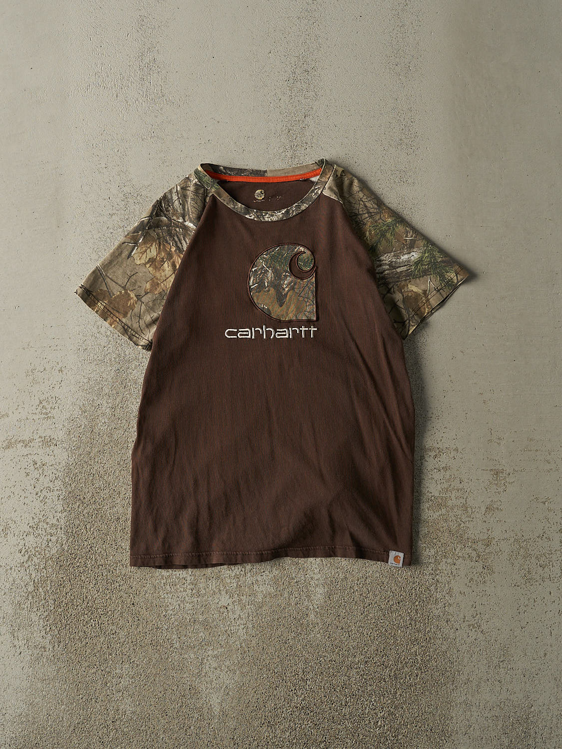 Vintage Y2K Brown & Camo Carhartt x Realtree Embroidered Tee (S/M)