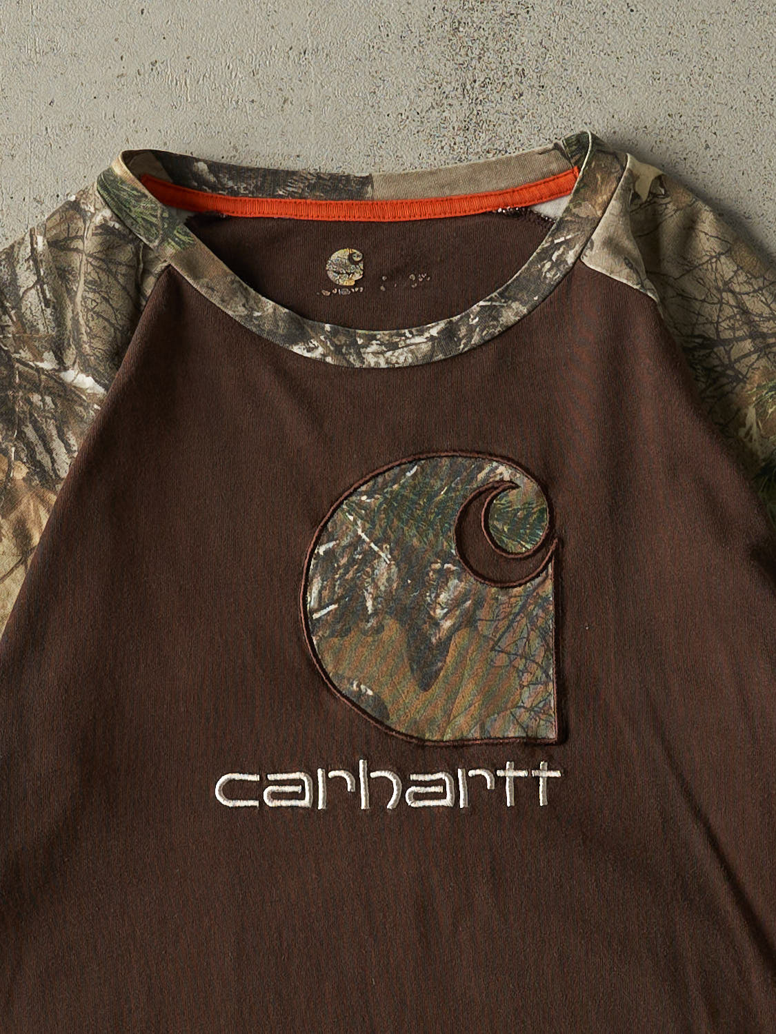 Vintage Y2K Brown & Camo Carhartt x Realtree Embroidered Tee (S/M)