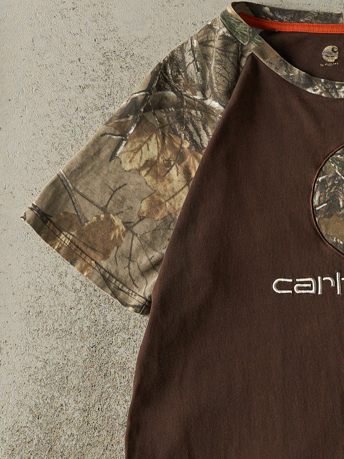 Vintage Y2K Brown & Camo Carhartt x Realtree Embroidered Tee (S/M)