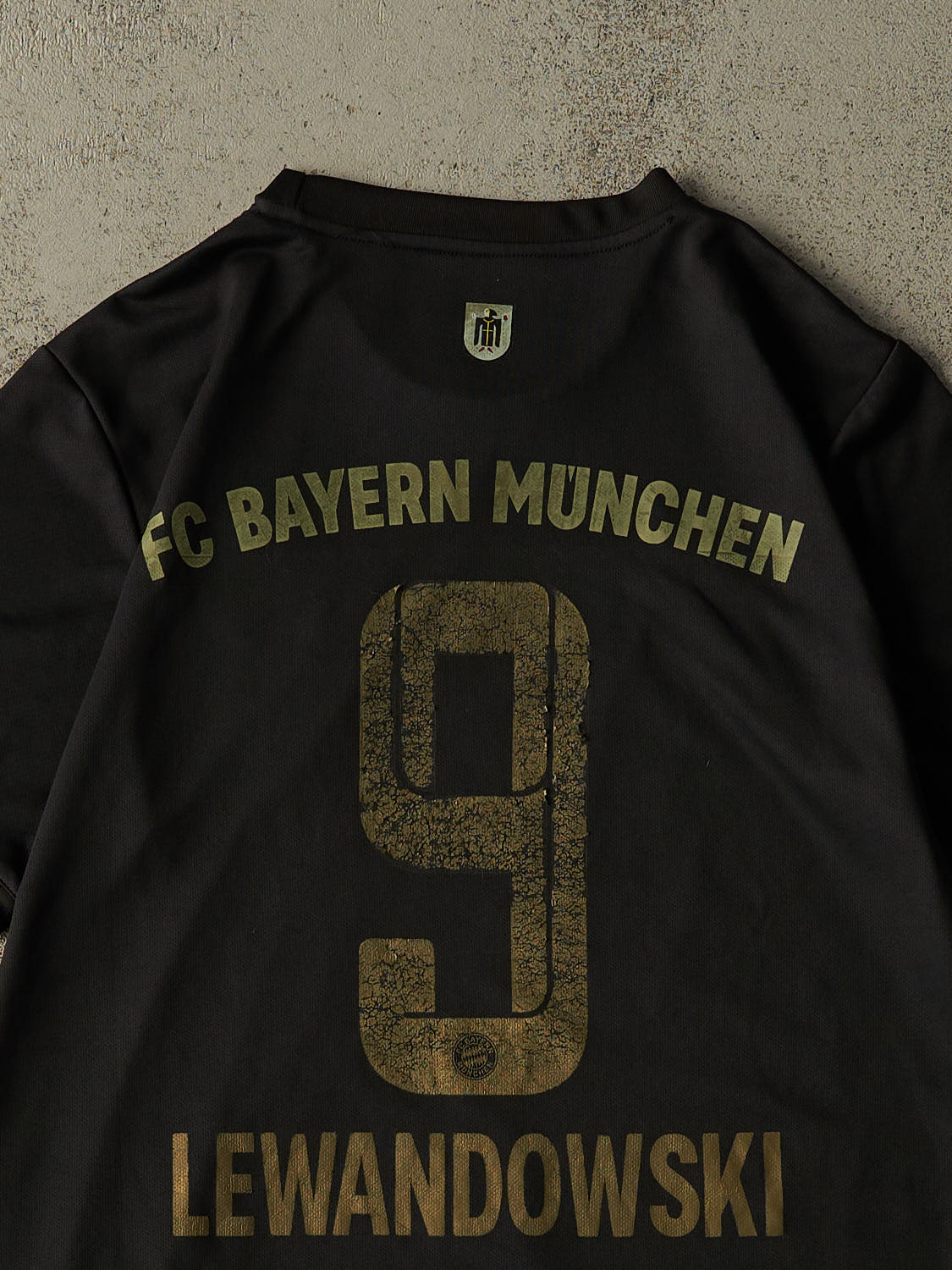 Vintage Y2K Black FC Bayern Munchen #9 Lewandowski Jersey (M/L)