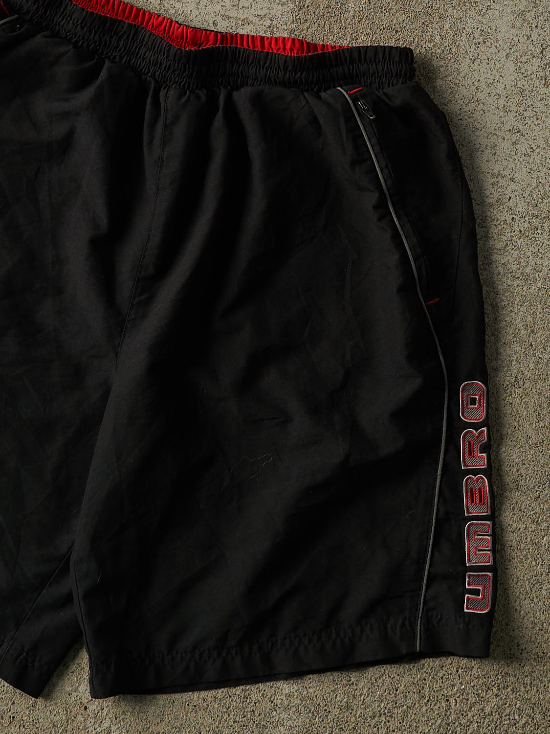 Vintage 90s Black Umbro Shorts (27x9)