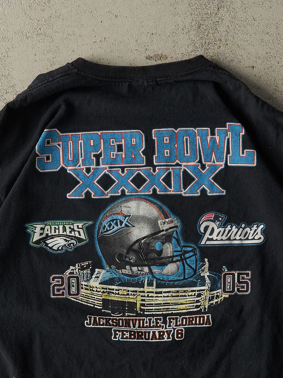Vintage 05' Black Chelo's Bar and Grill Super Bowl XXXIX Tee (L)