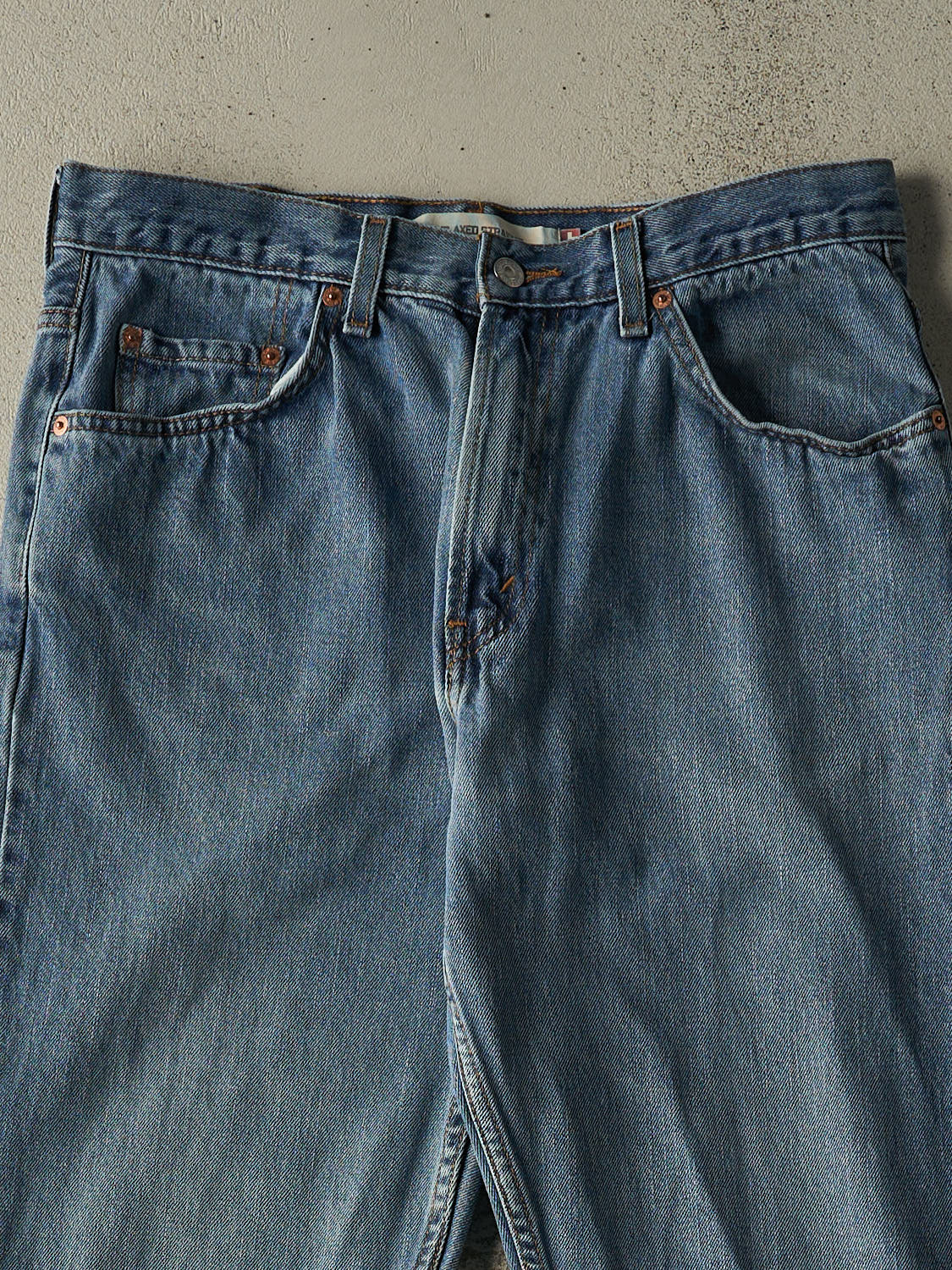 Vintage Y2K Mid Wash Levi's Jeans (32x29)