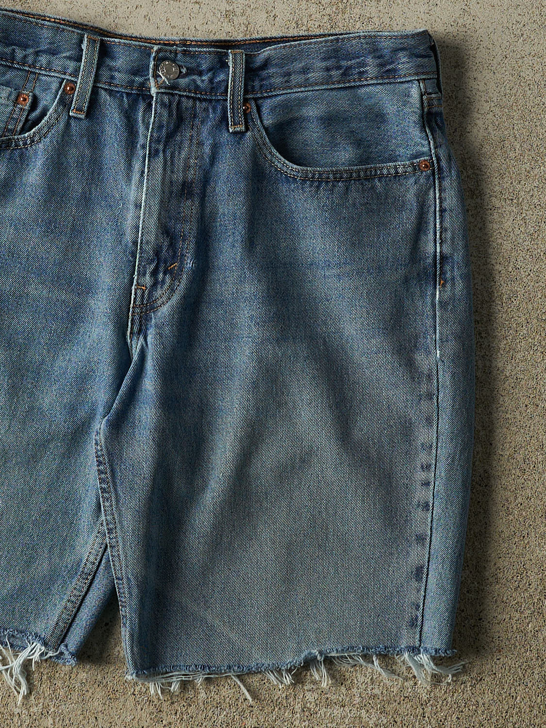 Vintage Y2K Mid Wash Levi's 550 Cut Off Jean Shorts (34x9)