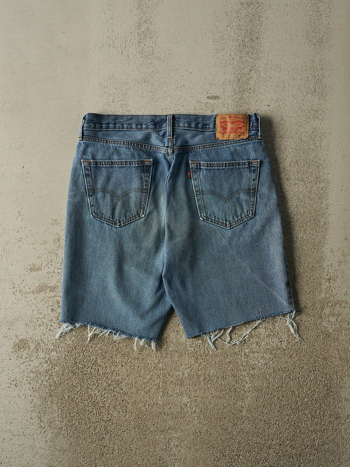 Vintage Y2K Mid Wash Levi's 550 Cut Off Jean Shorts (34x9)